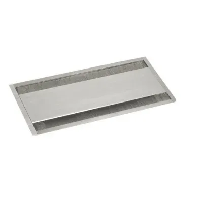 DOUBLE-UP: Kaseta z klapką odchylaną w dwie strony, 4 moduły 45x45 mm. Wymiary: zewnętrzne 340x150 mm, montażowe: 310x132 mm. Kolor: szare aluminium. DS.60.01